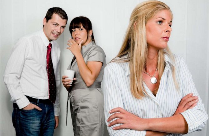 Боязнь работы может вызываться социальными причинами, трудностями общения с коллегами