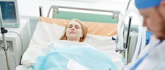 Девушка лежит в больничной палате и врач записывает показания приборов