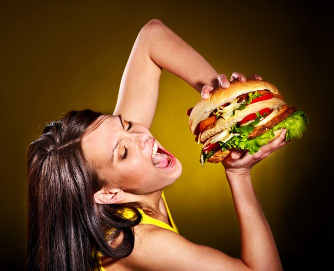Девушка с гамбургером