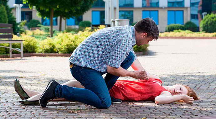 first aid for fainting during menstruation