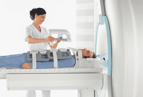 Preparing the patient for an MR scan