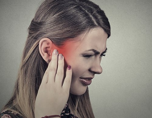 noise in the right ear without pain