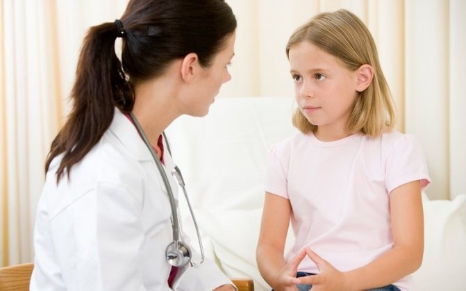 врач осматривает ребенка после удара