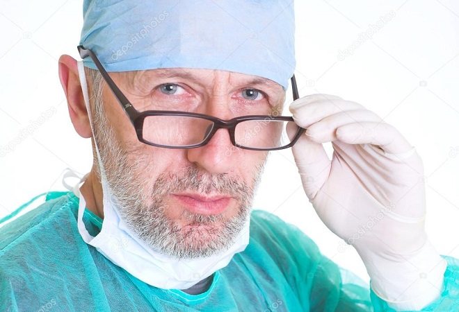 врач снимает очки